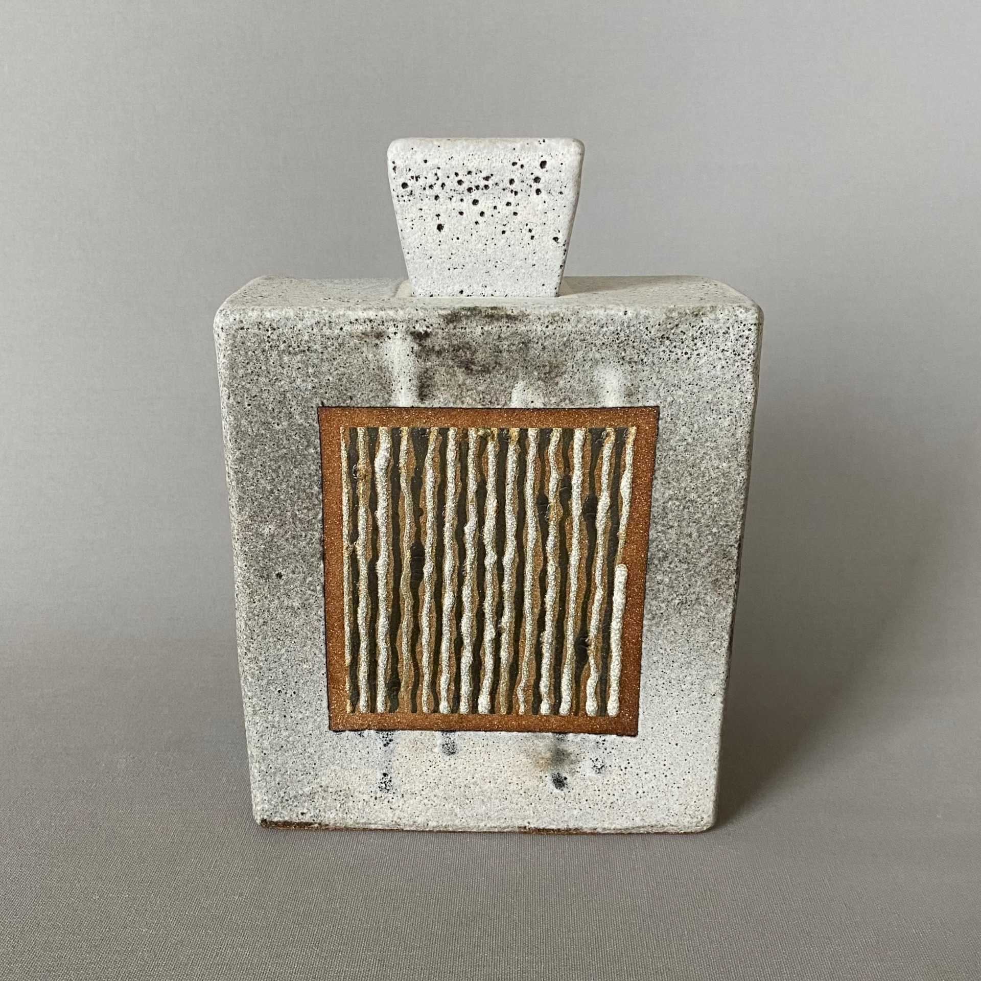 H 22 cm  L 16 cm  D 8,5 cm